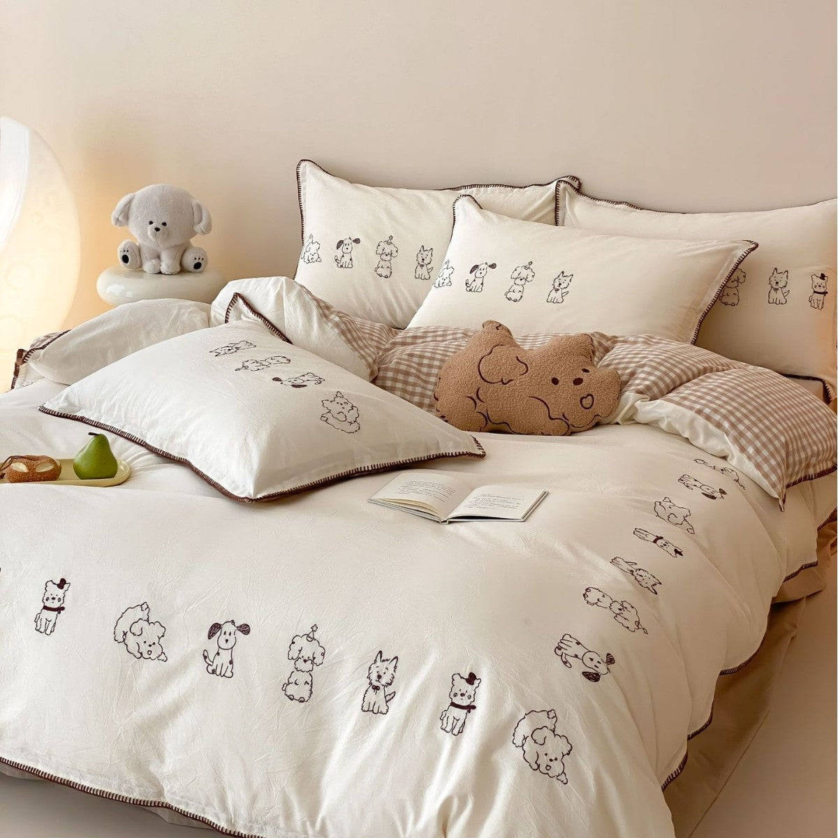 Bettwäschegarnitur aus Baumwollperkal mit feiner Stickerei und niedlichen Hunde-Motiven