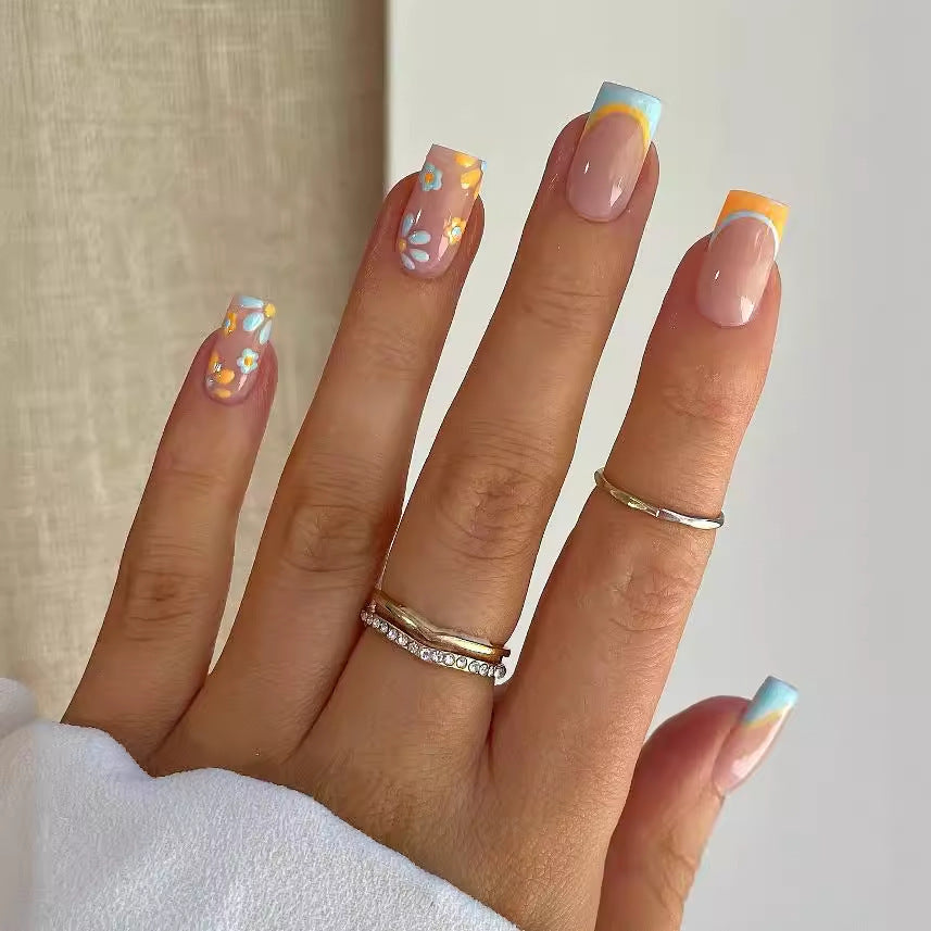 Kunstnagelset mit kreativen floralen Designs und elegantem French-Finish Brehn