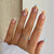 Kunstnagelset mit kreativen floralen Designs und elegantem French-Finish Brehn