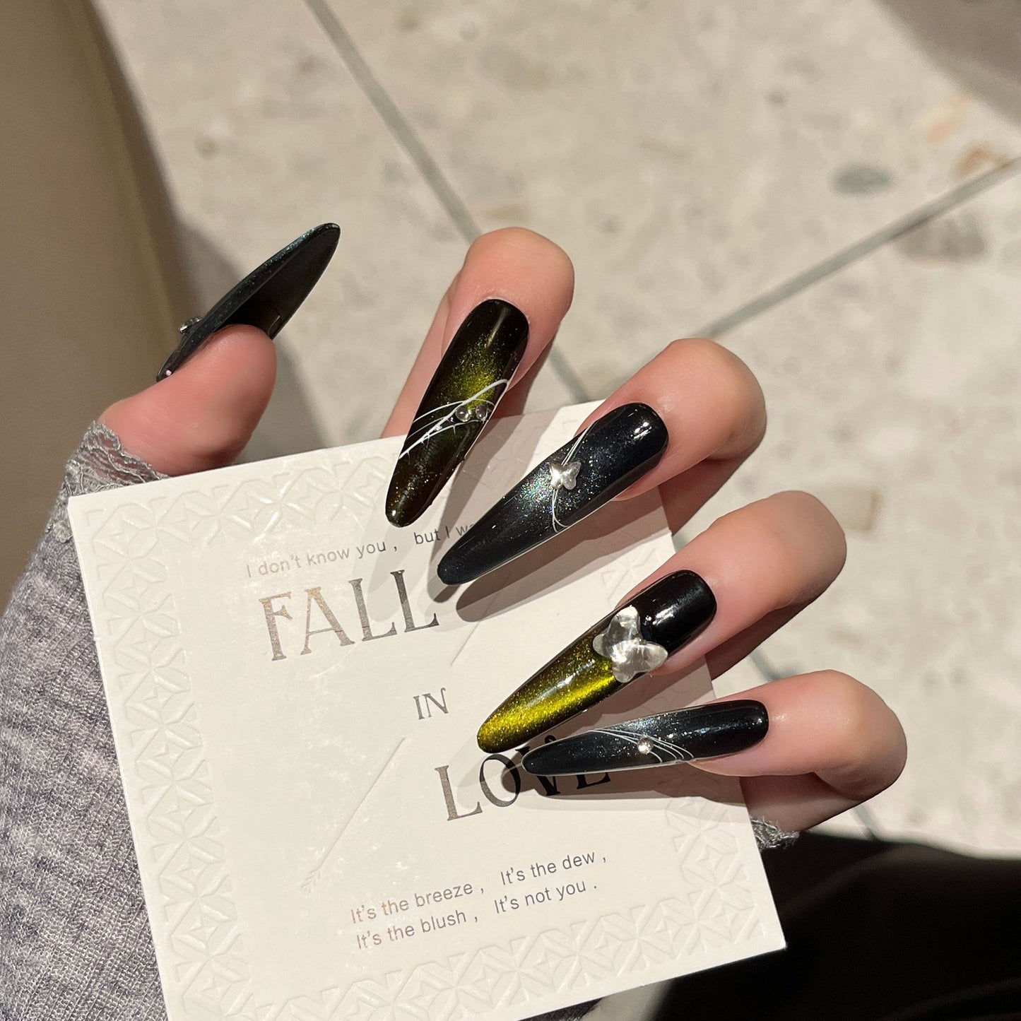 Künstlerische Stiletto-Nagelerweiterungen mit metallischen Akzenten Brehn
