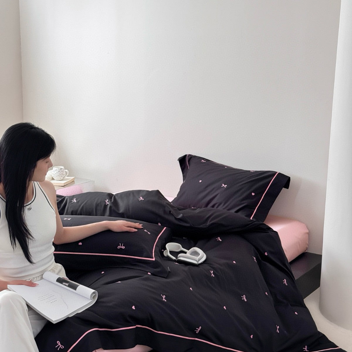 Baumwollsatin Besticktes Schleifenmotiv Bettbezugset mit rosa Paspel