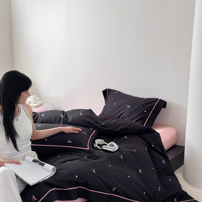 Baumwollsatin Besticktes Schleifenmotiv Bettbezugset mit rosa Paspel