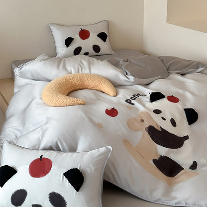 Kinderbettwäsche aus seidenmattem Satin mit illustrativem Panda- und Apfelprint sowie feiner Paspel
