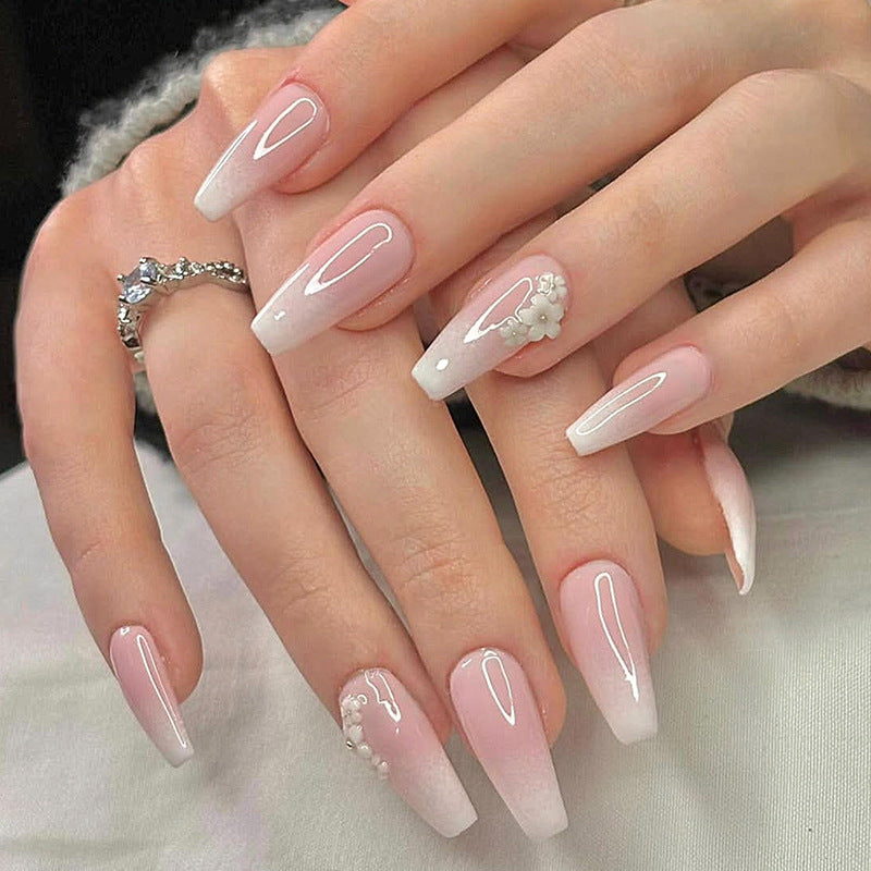 Elegantes Press-On-Nagelset mit floralen Akzenten Brehn