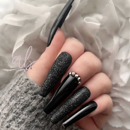 Glamouröse Stiletto Press-on-Nagelset mit Strassakzenten