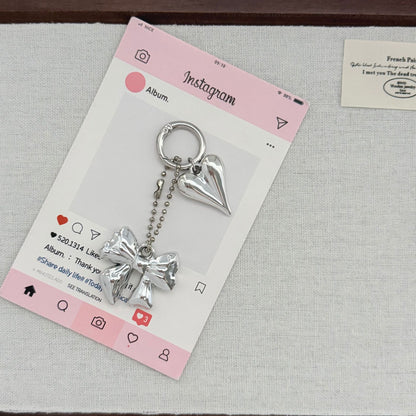 Herzförmiger Charm-Schlüsselanhänger mit Schleife Brehn