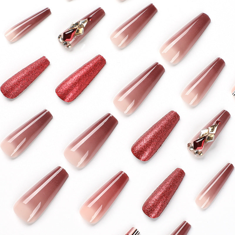 Glamouröse Stiletto-Nägel mit extravagantem Design und Glitzerakzenten Brehn