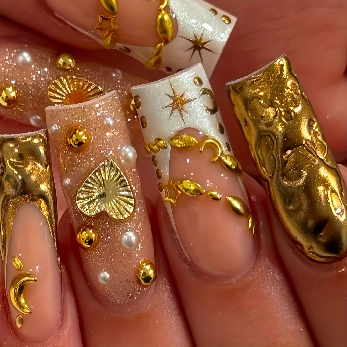Aufwendige goldene dekorative Nagelkunst Brehn