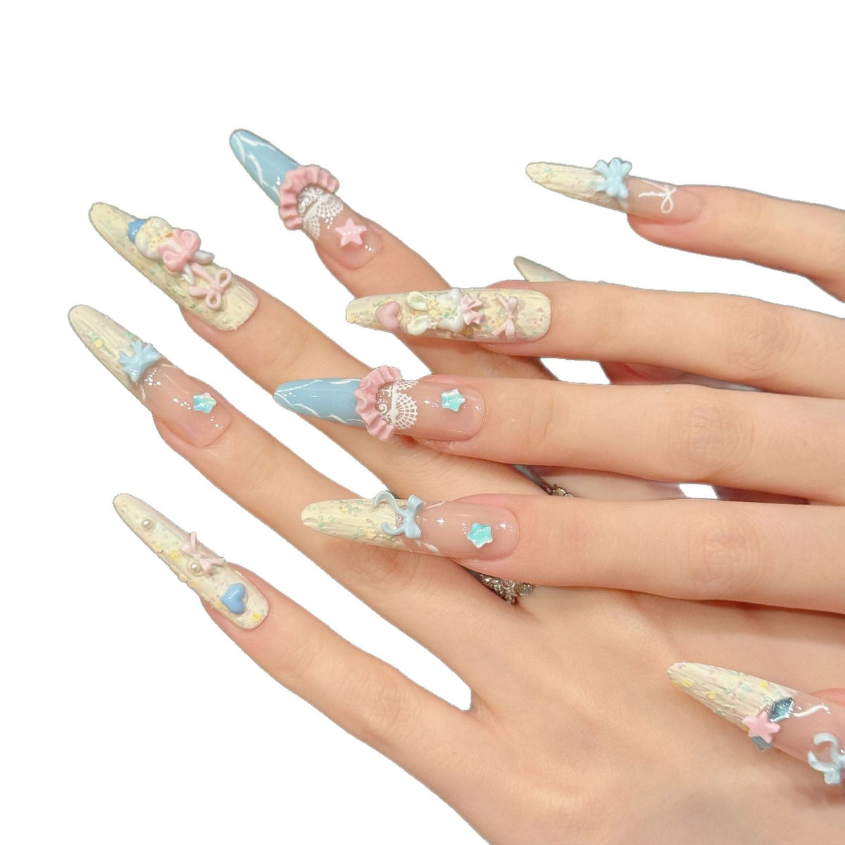 Künstlerisches Press-On-Nagelset mit lebhaften, vom Ozean inspirierten Akzenten