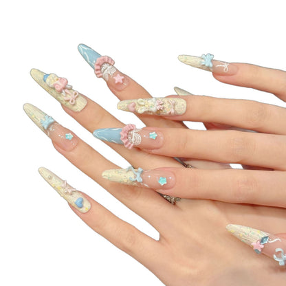 Künstlerisches Press-On-Nagelset mit lebhaften, vom Ozean inspirierten Akzenten