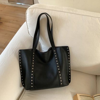 Stylische genoppte Leder Tote Bag