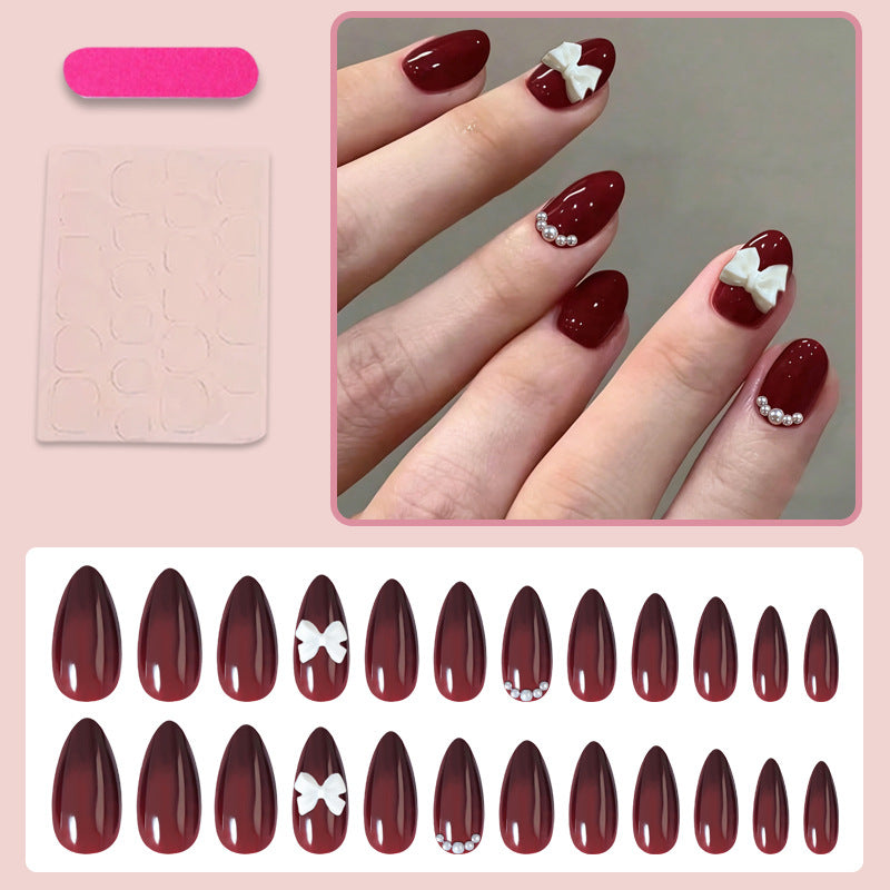 Elegante Kunstnägel Set mit dekorativen Akzenten Brehn