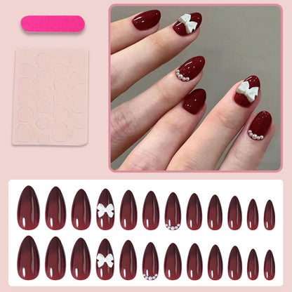 Elegante Kunstnägel Set mit dekorativen Akzenten Brehn