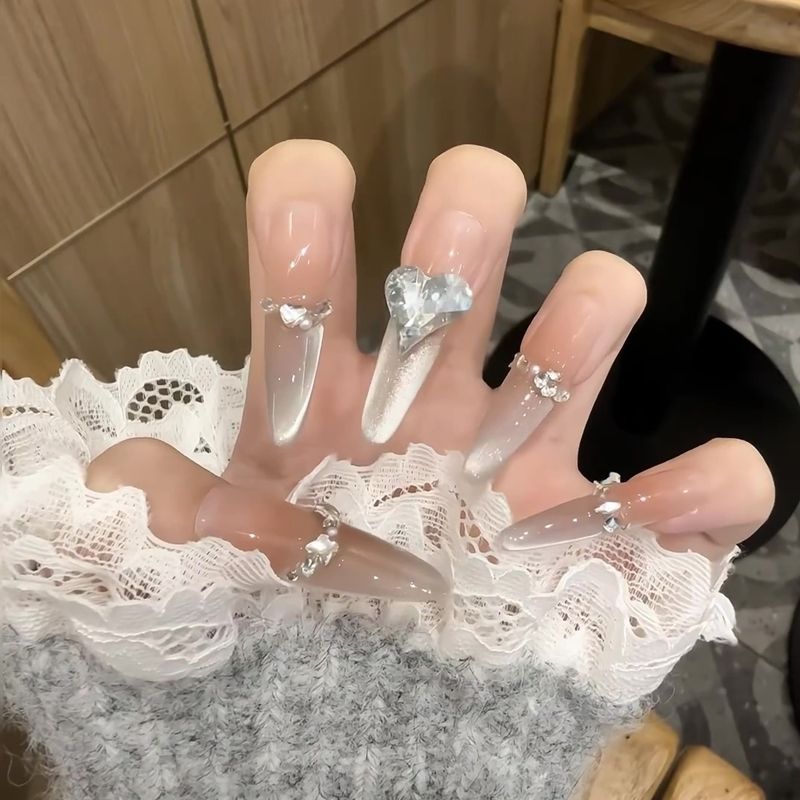 Glamouröse Kunstnagelspitzen mit eleganten Verzierungen Brehn