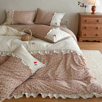Bettgarnitur im Cottage-Stil mit Kirschen‑Stickerei, Volant und Micro‑Print