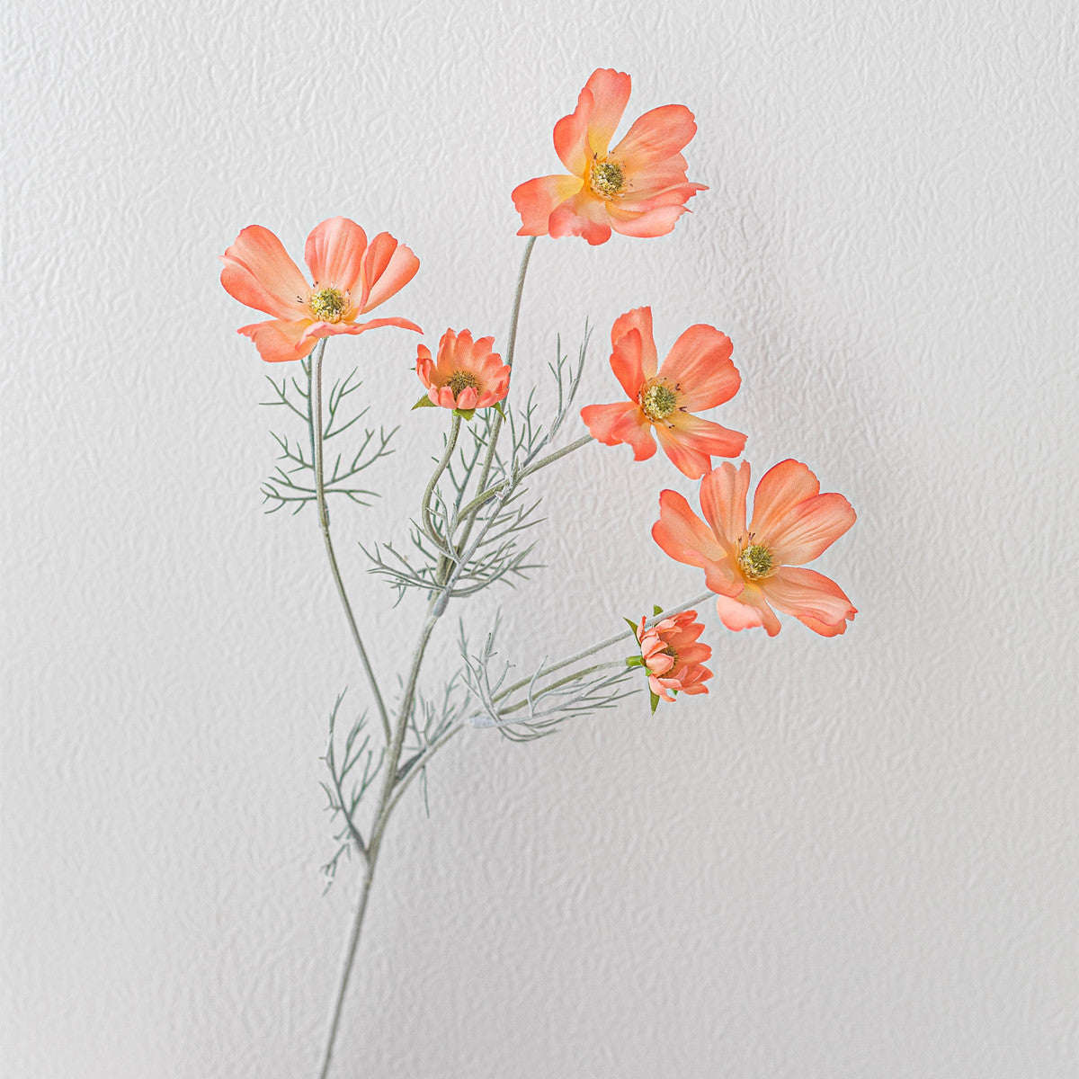 Lebensechte Buttercup-Blumenstängel
