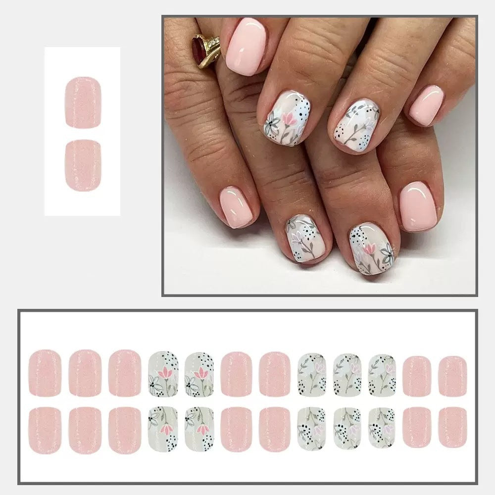 Kunstnagelset mit floralen Designs und elegantem Finish Brehn