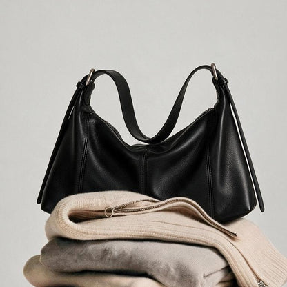 Gekurvte Seite aus genarbtem Leder slouchy Schulter-Hobo mit verstellbaren Schnallenriemen