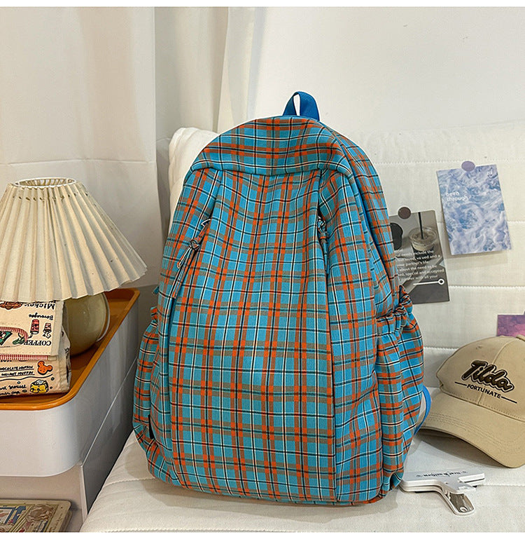 Lässiger Schultasche im karrierten Muster