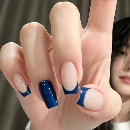 Stylische French Tip Nagelerweiterungen