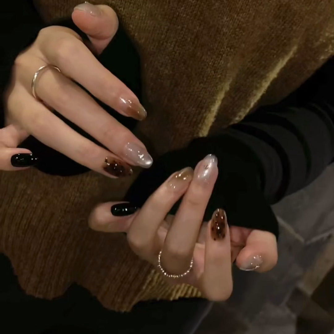 Kunstnagelset mit Innovativem Ombre-Design und Muster Brehn