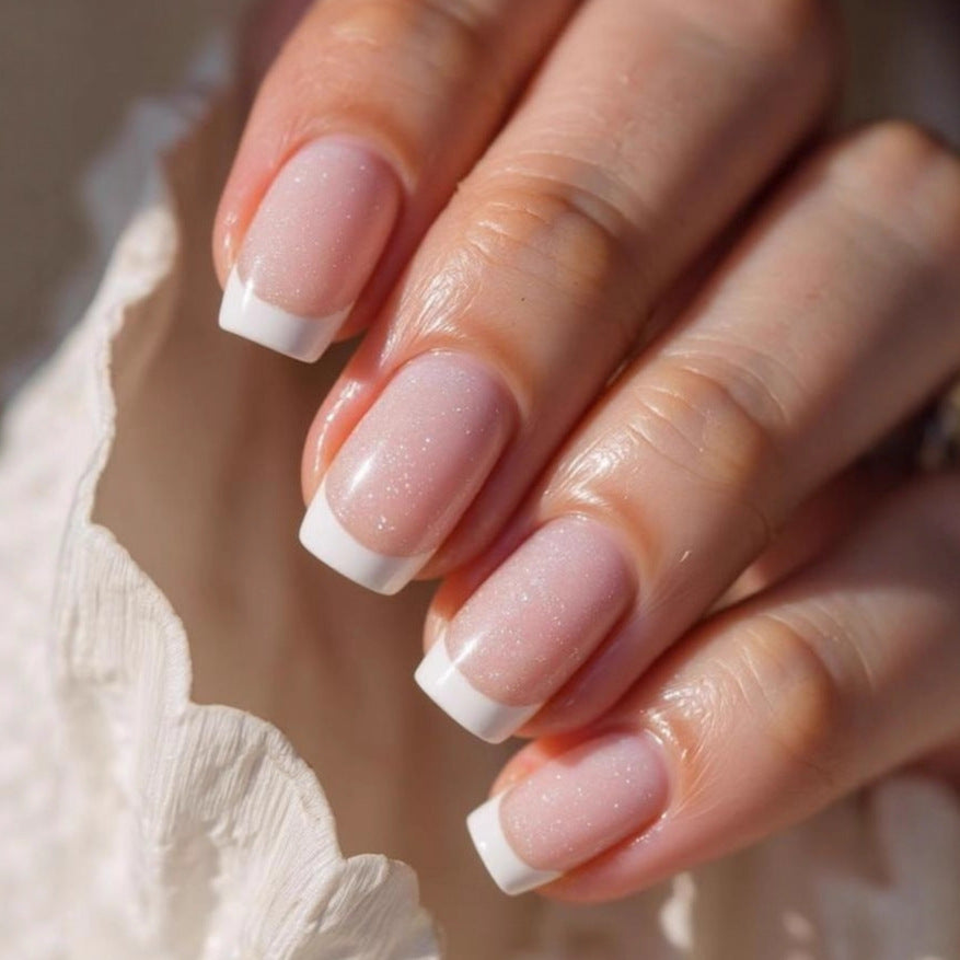 Elegante Nagelkunst mit Schwarz-Weiß-Kontrast Brehn