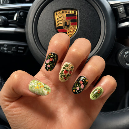 Kunstnägel mit floralem Design Brehn