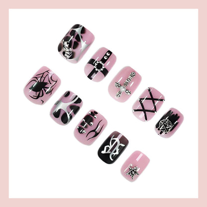 Kunstnagelset mit kreativen Halloween-Motiven und glamourösen Akzenten Brehn