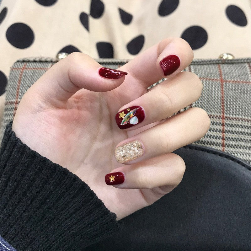 Kunstvolle Nagelverlängerungen mit elegantem Blattmuster Brehn