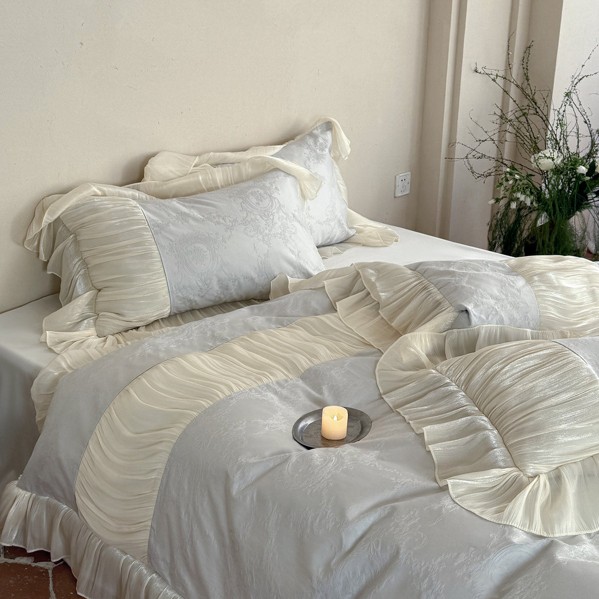 Luxuriöses Bettwäscheset mit Rüschen, Plissee und Jacquard-Satin