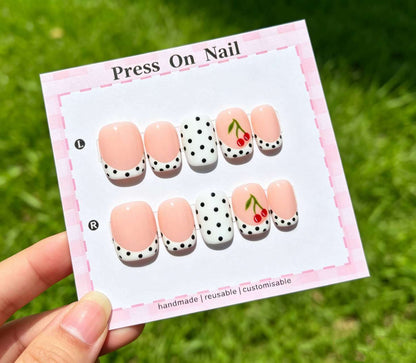 Dekoratives Press-On Nagelkunstset mit Kirsch- und Punktedesign