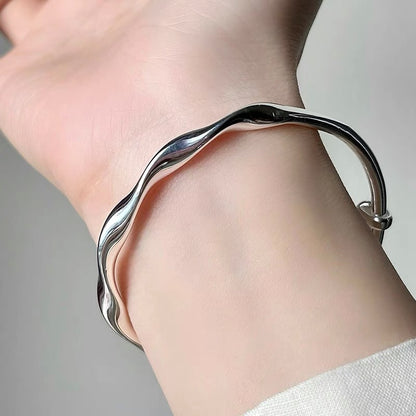 Modebewusster Twisted Metal Armreif Brehn