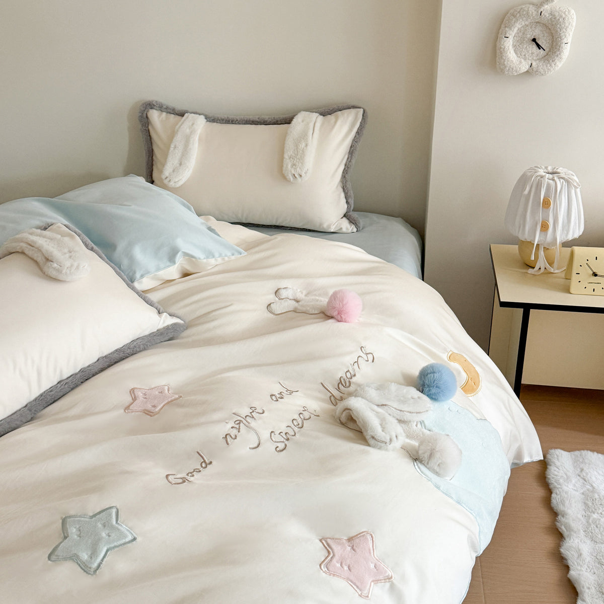 Bettwäsche-Set mit Plüsch-Hasenohren und besticktem Kinder-Motiv