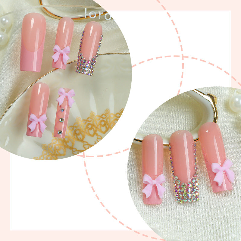 Dekoratives Nail Art Press-On Set mit Schleifen- und Schmuckakzenten Brehn