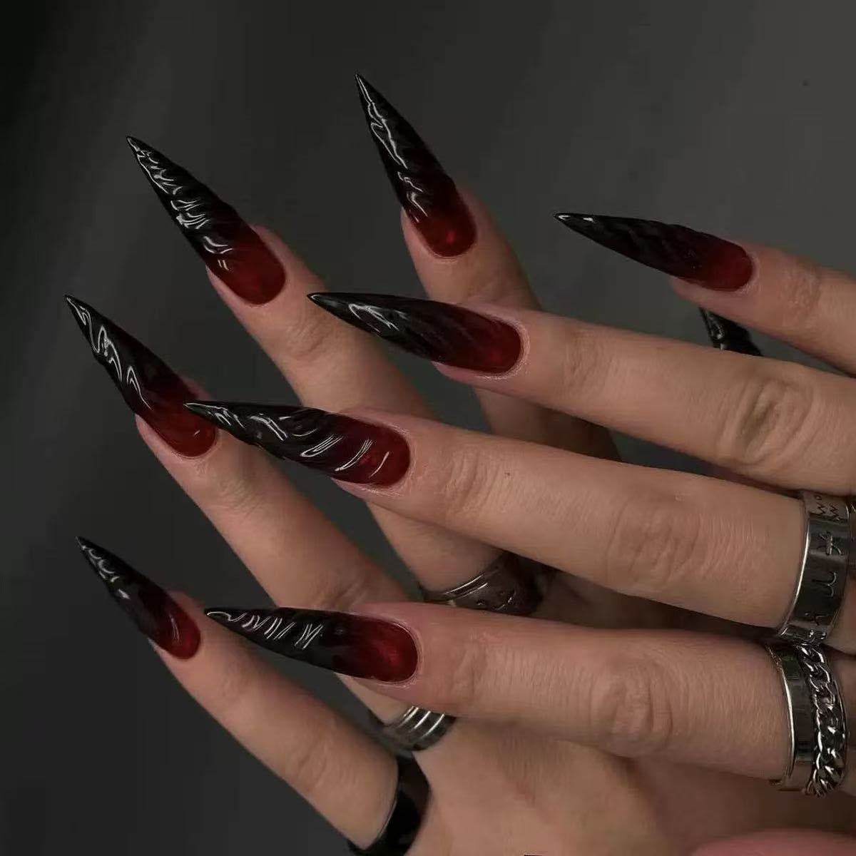 Kunstnägel im Gothic-Stil mit spitzen Enden und glänzender Oberfläche Brehn