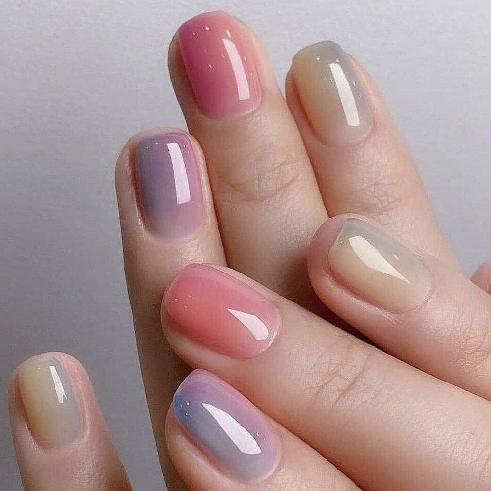 Elegante Kunstnägel mit Französischer Maniküre und Glitzereffekten Brehn