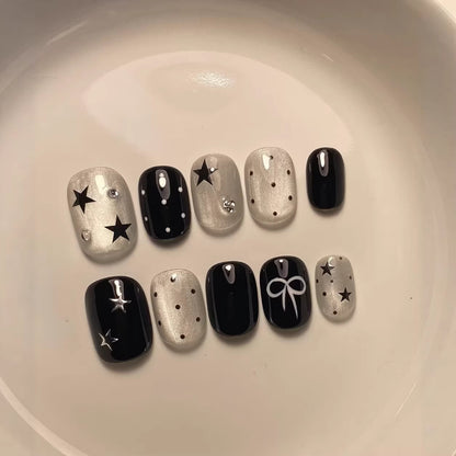 Künstlerisches Press-On-Nagelset mit Stern- und Bogenakzenten