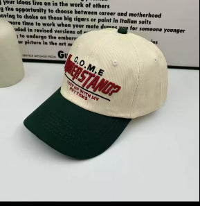 Frauen Playful Bestickte Statement Cap Brehn