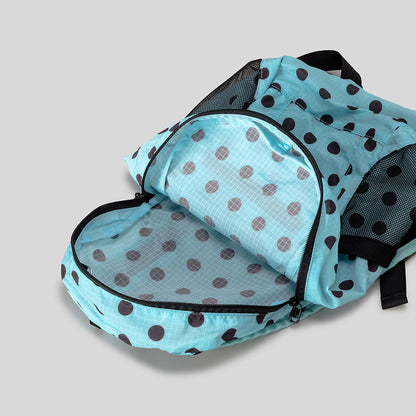 Verspielt gepunkteter Rucksack
