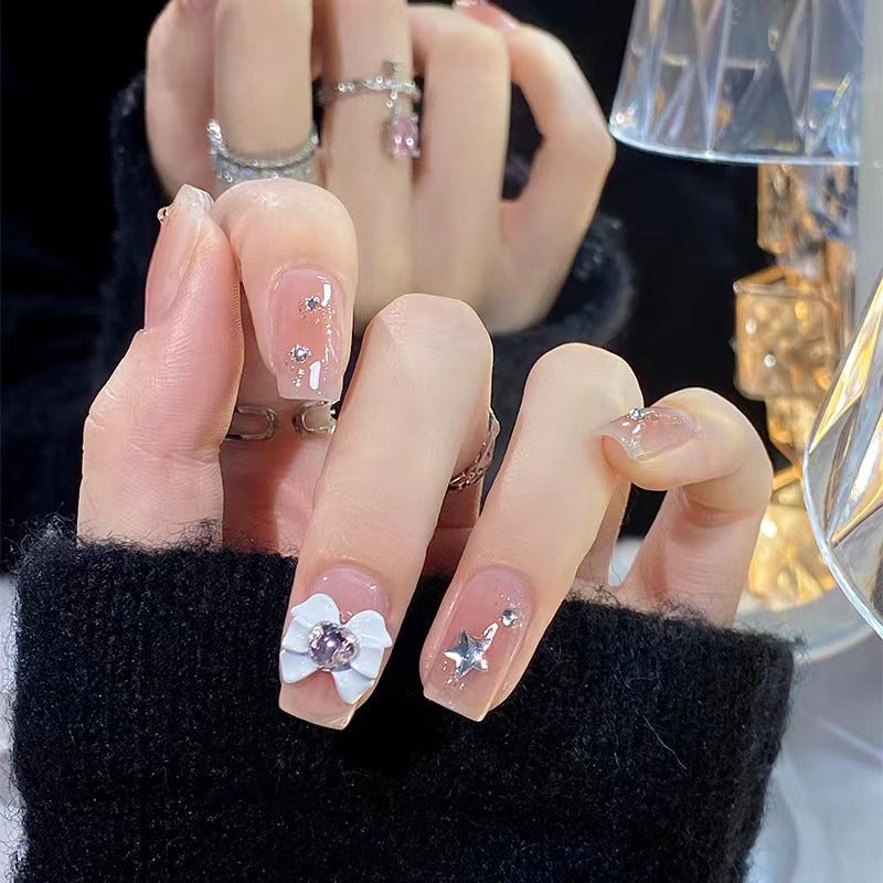 Kunstvolle Nagelspitzen mit floralen und glitzernden Akzenten Brehn