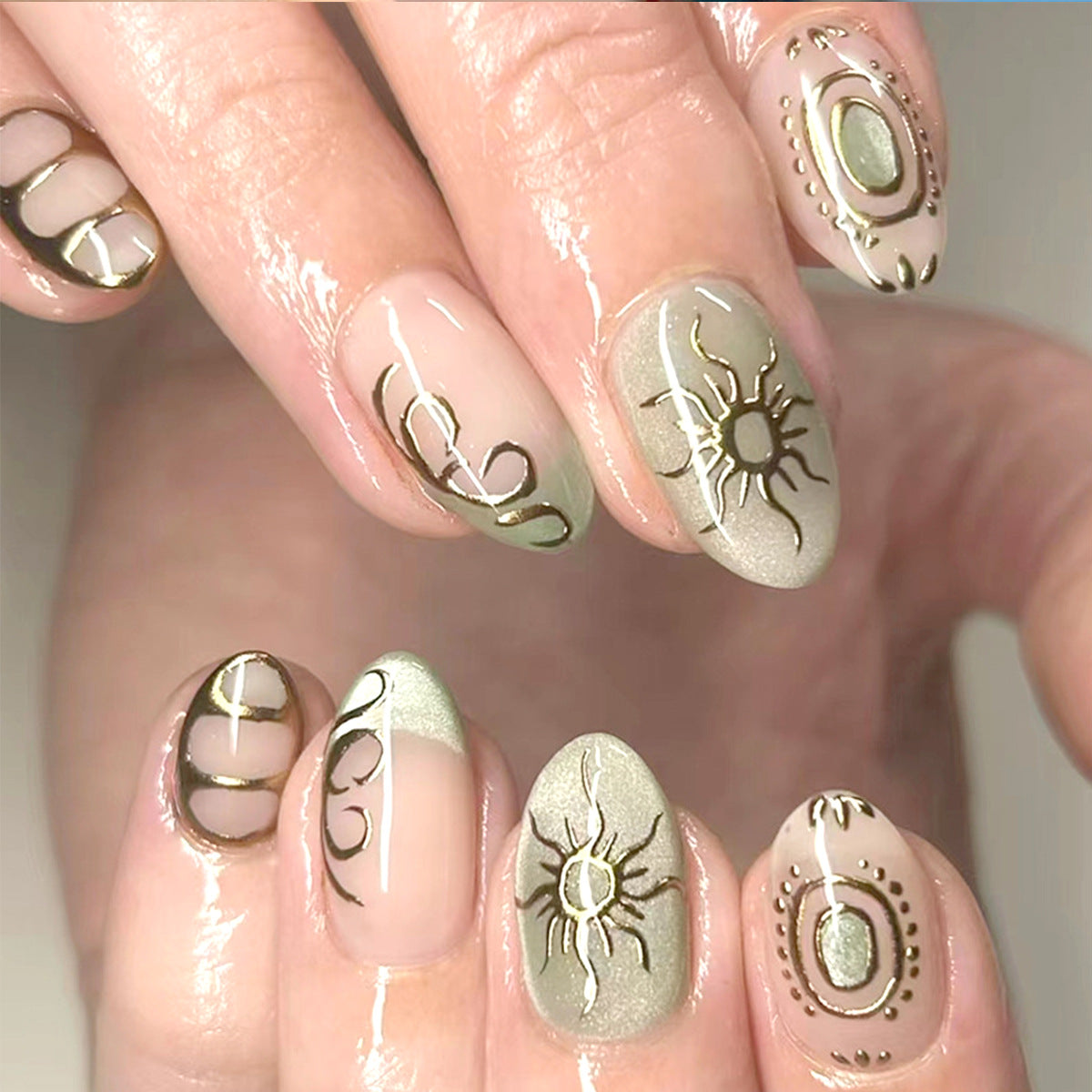 Künstlerische, sonnengeschmückte Press-On-Nageltips Brehn