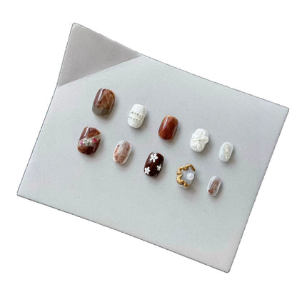 Künstlerisches Press-On-Nagelset mit einzigartigen Texturen und Designs