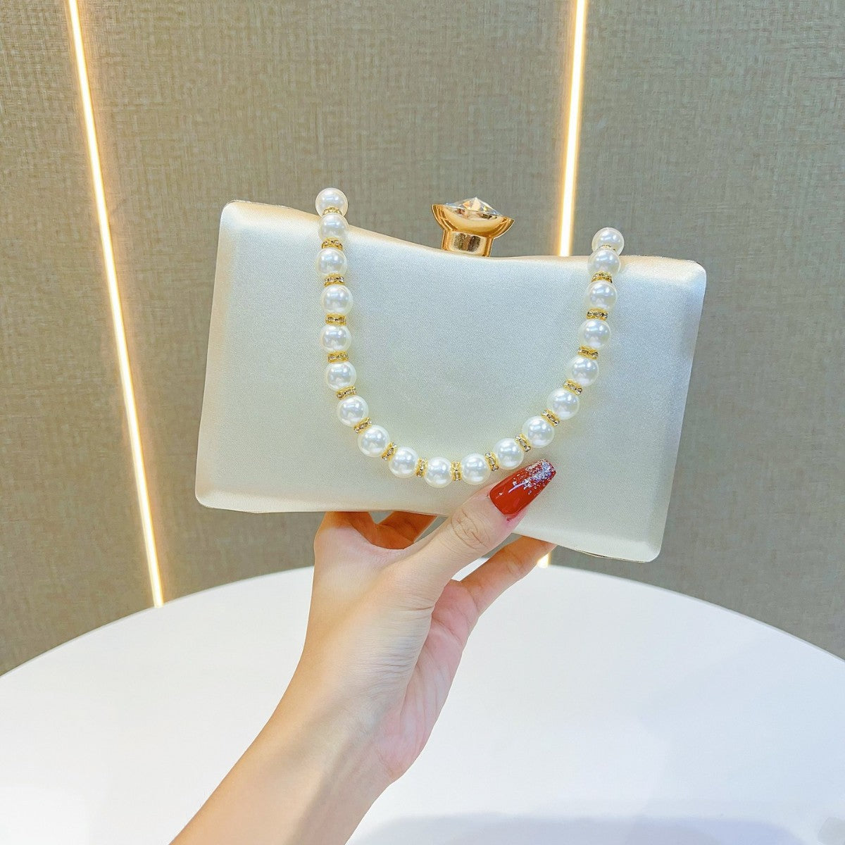 Perlenverzierte Abend-Clutch