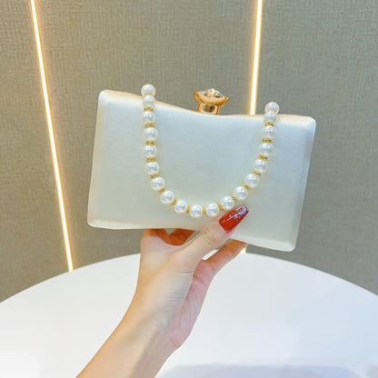 Perlenverzierte Abend-Clutch