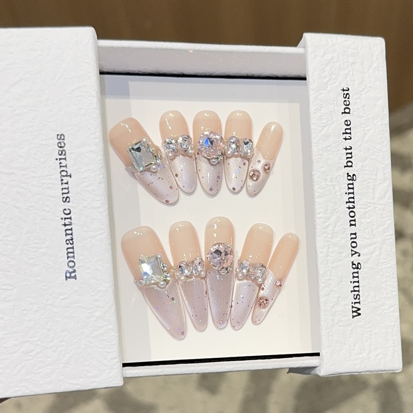 Romantische Kunstnägel mit Glitzerschmuck Brehn