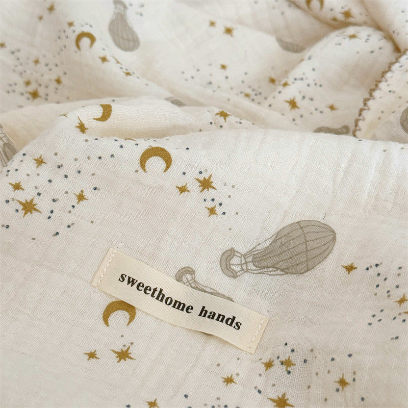 Unisex Musselin-Decke mit zartem Blumendesign und eleganten Rüschen Brehn