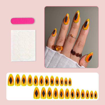 Kunstnagelset mit trendigen Glitzerakzenten und auffälligen Designs Brehn