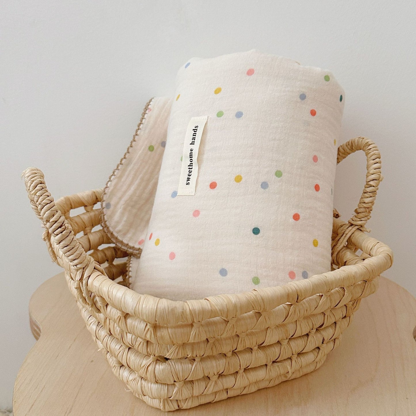 Unisex Musselin-Decke mit zartem Blumendesign und eleganten Rüschen Brehn