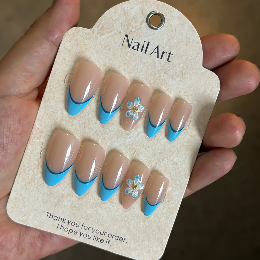 Künstlerisches Press-On Nagelset mit floralen Akzenten Brehn