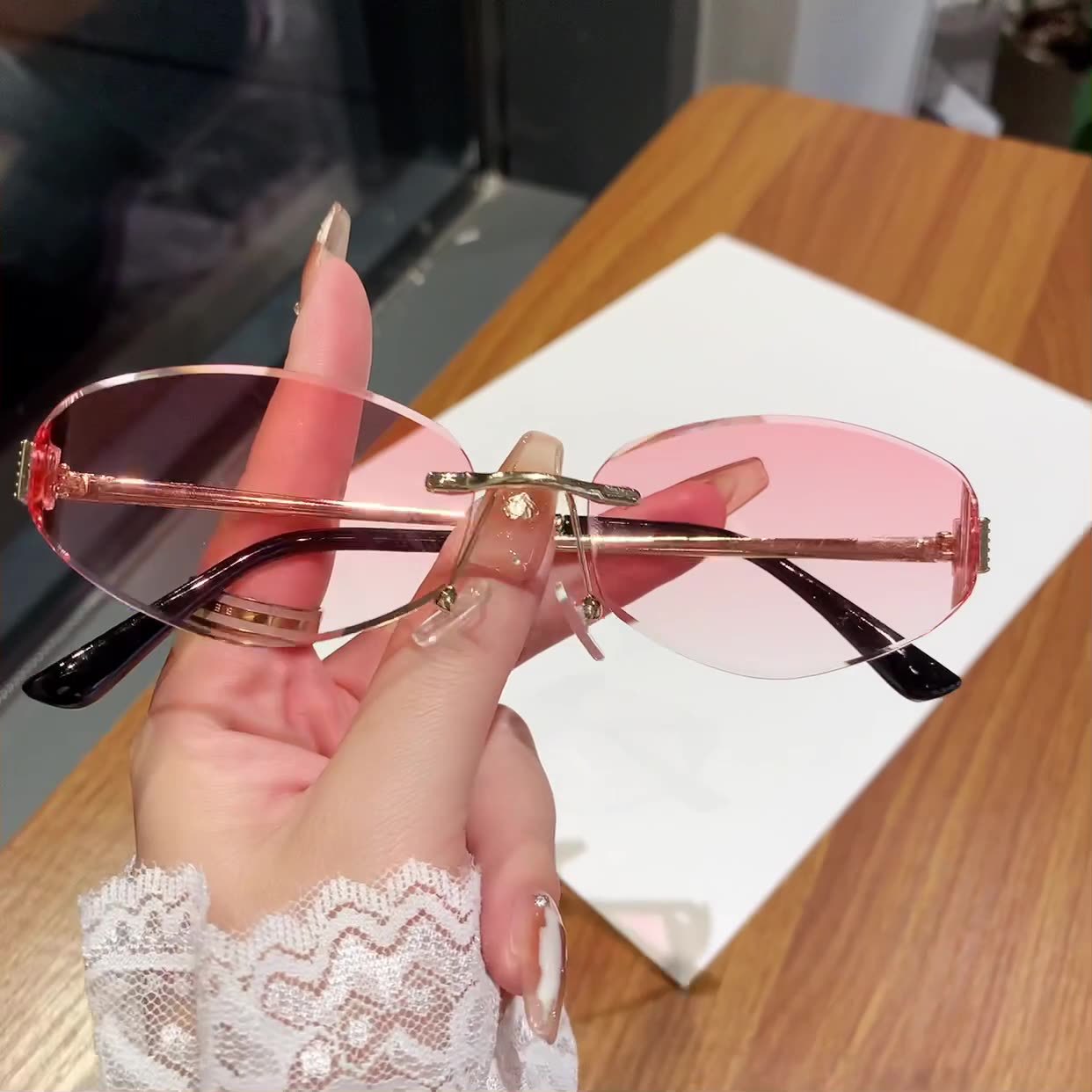 Damen Sonnenbrille im modernen Ovaldesign mit kontrastierendem Rahmen Brehn